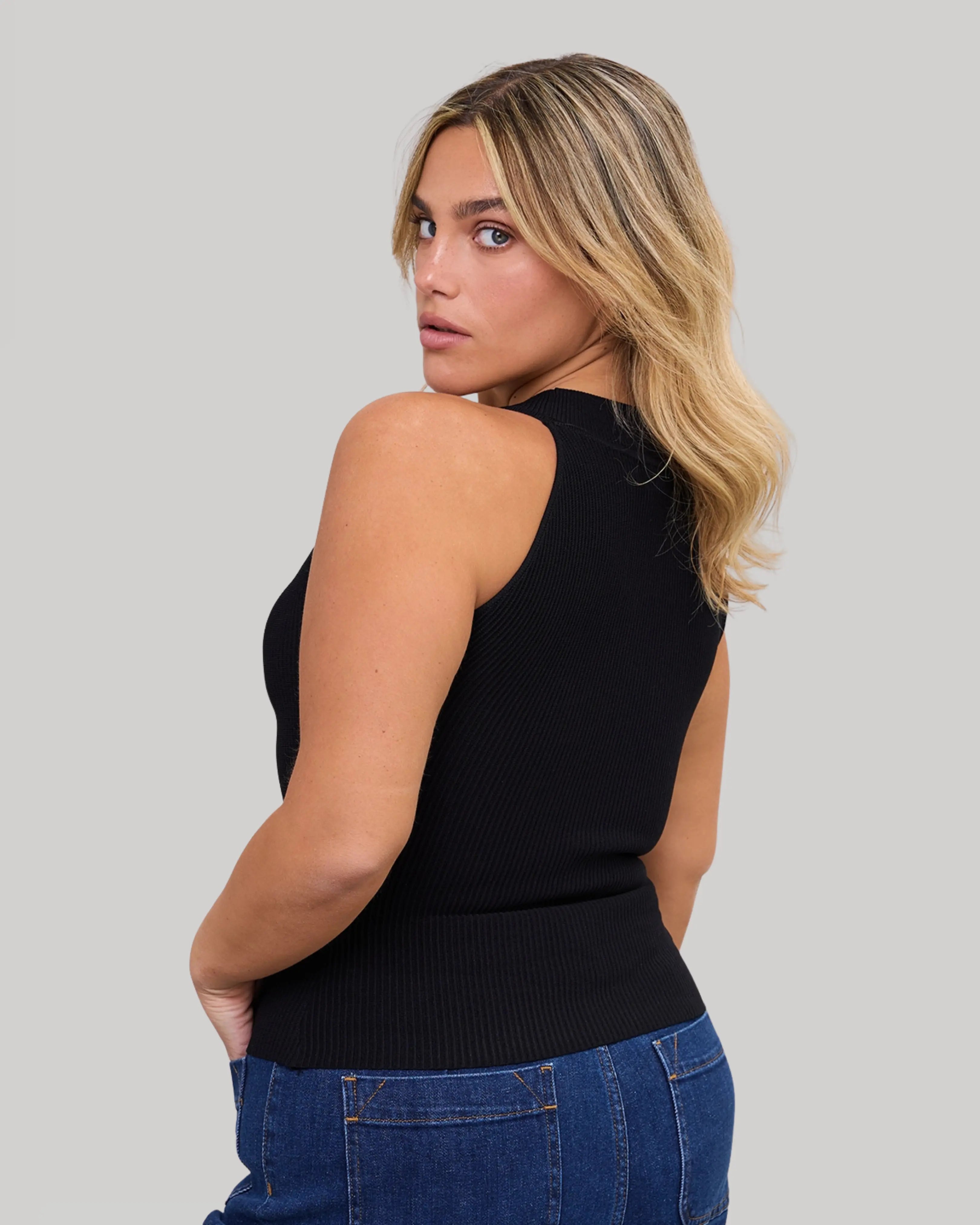 Halter Top | Black | רכישה מוקדמת
